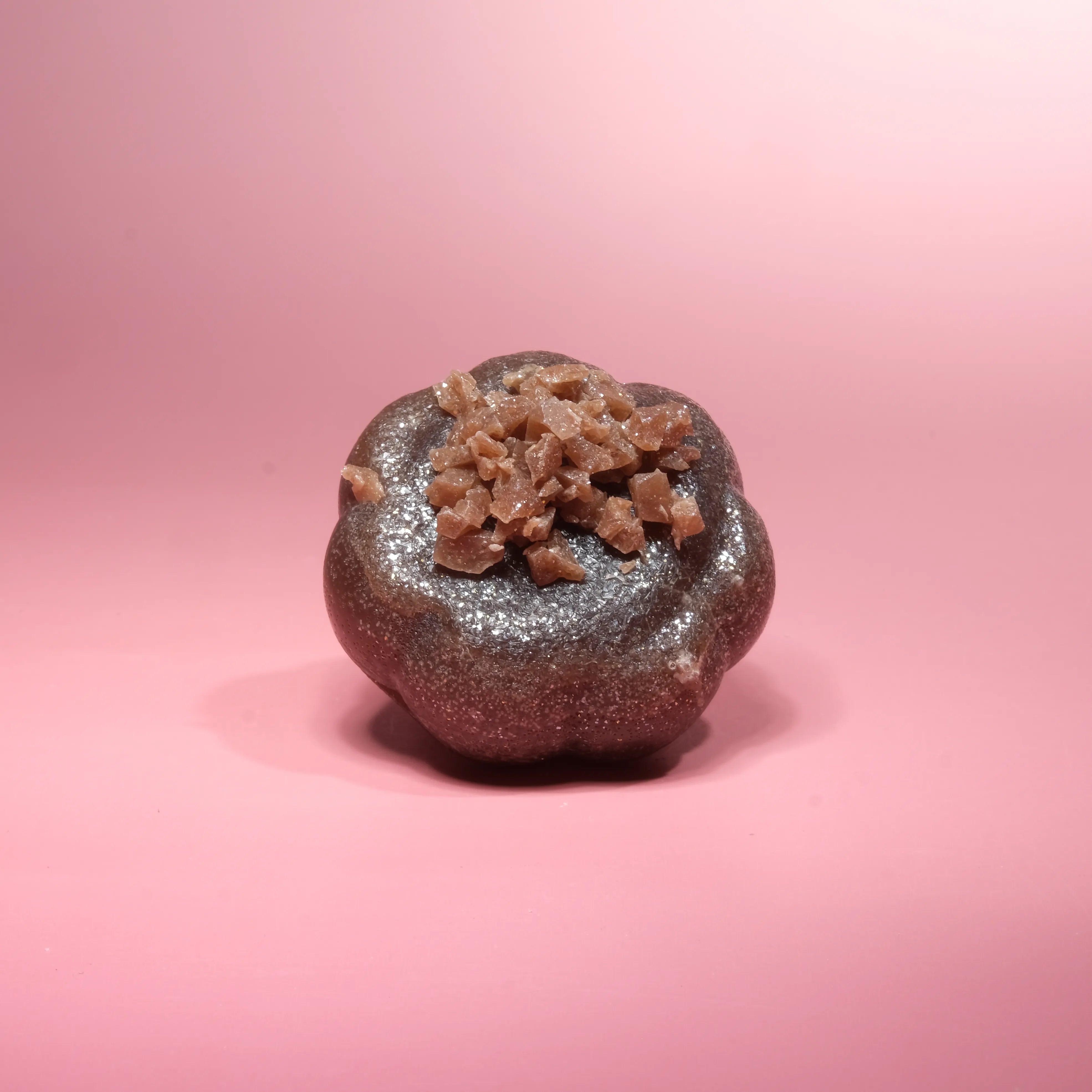 Dark cocoa-colored crystal candy topped with chunky sugar crystals for a cookies-and-cream-inspired look.